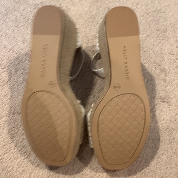 KELLY & KATIE Platform Wedges - Picture 5 of 6